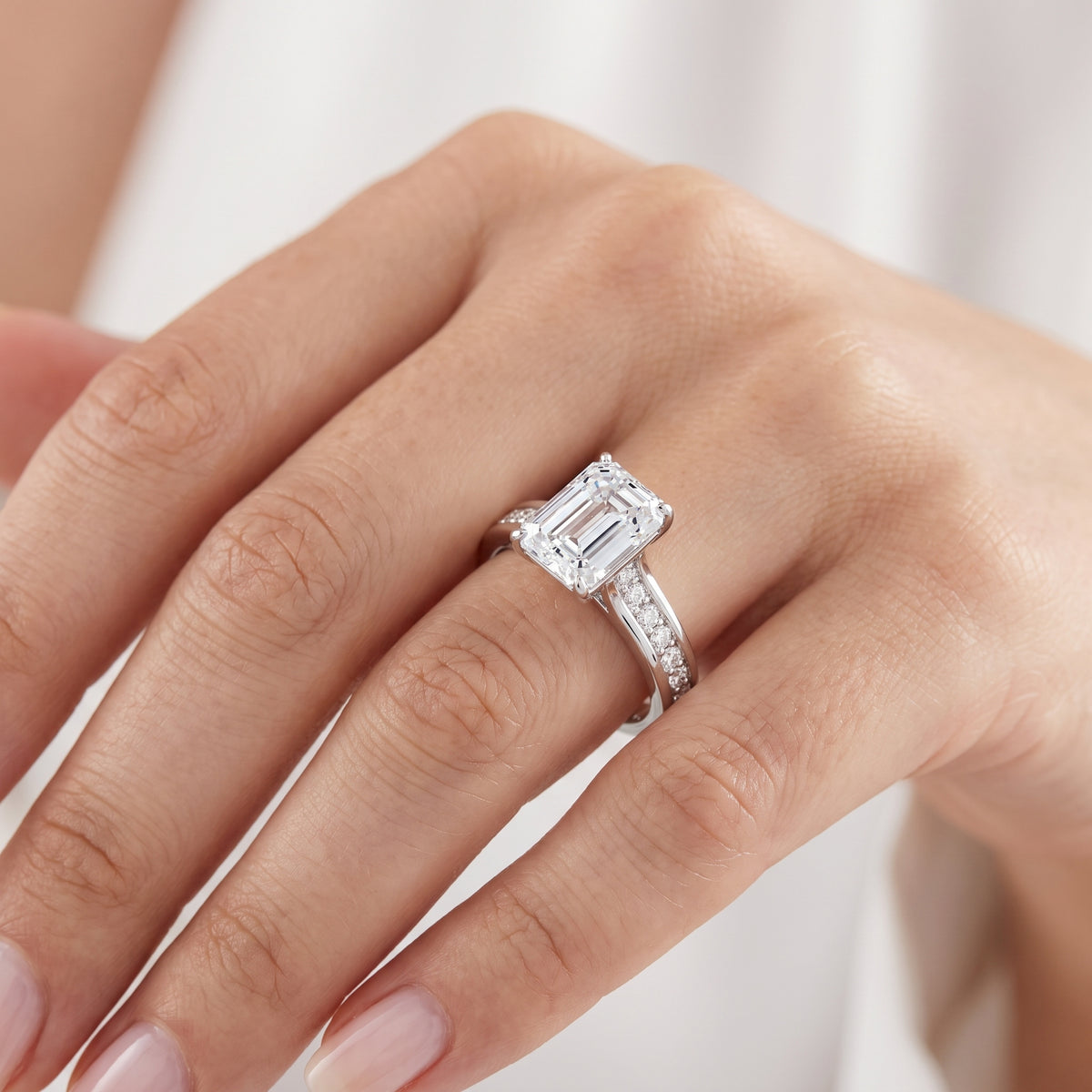 _lifestyle_image@SKU:R0323-LADC03000004W #metal_10k-white-gold+origin_lab-grown+quality_g-si