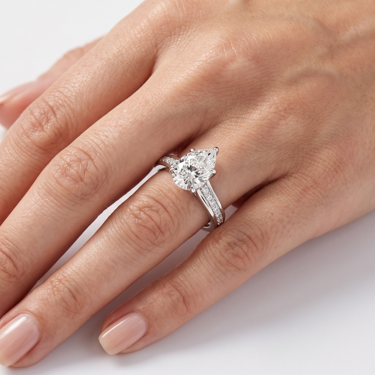 _lifestyle_image@SKU:R0323-LADD02000004W #metal_10k-white-gold+origin_lab-grown+quality_g-si