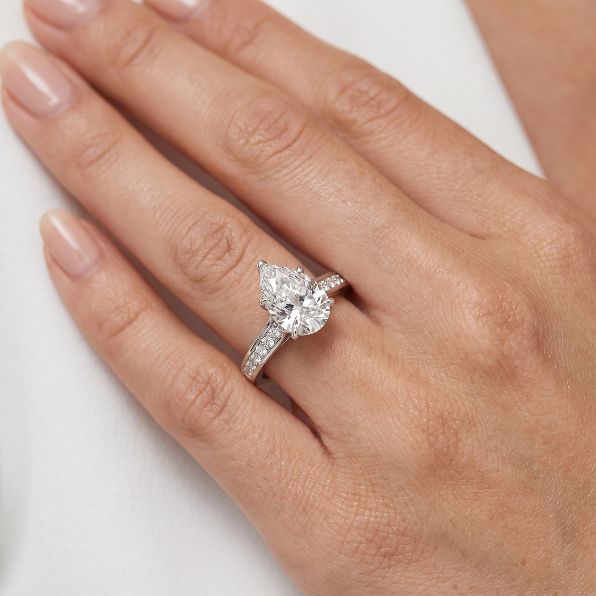 _lifestyle_image@SKU:R0323-NADD02000004W #metal_14k-white-gold+origin_lab-grown+quality_ef-vs2+