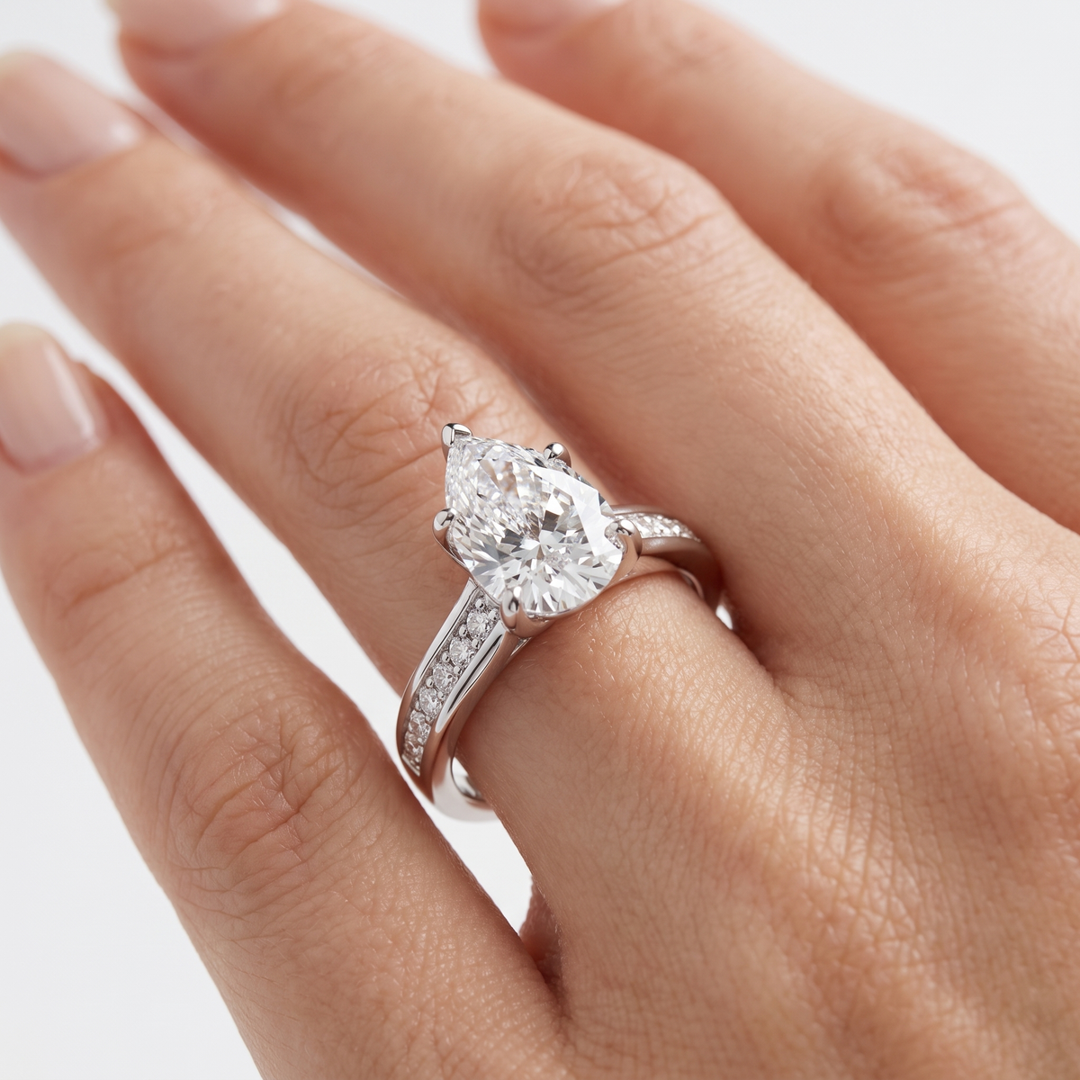 _lifestyle_image@SKU:R0323-NADD0300000PL #metal_platinum+origin_lab-grown+quality_ef-vs2+