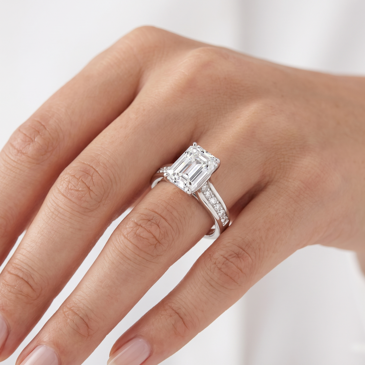 _lifestyle_image@SKU:R0323-LADE02000004W #metal_10k-white-gold+origin_lab-grown+quality_g-si
