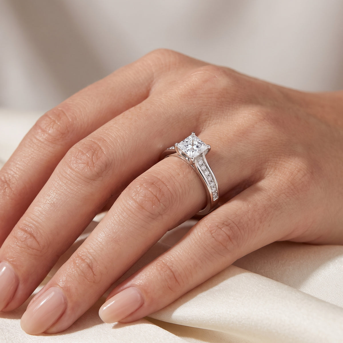 _lifestyle_image@SKU:R0323-LADP01000004W #metal_10k-white-gold+origin_lab-grown+quality_g-si