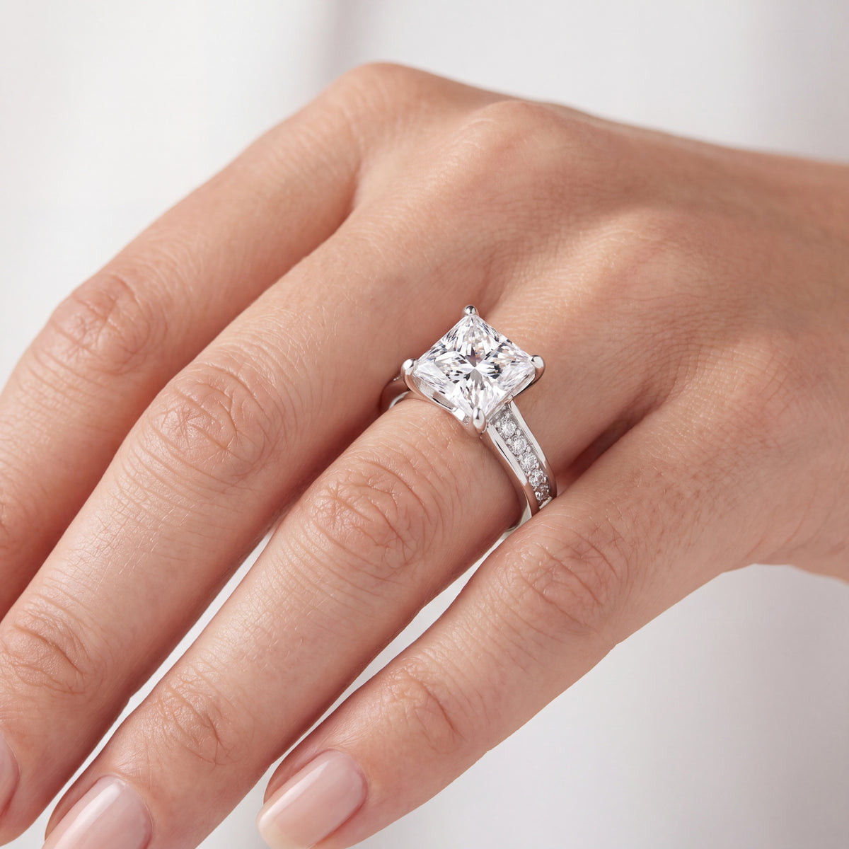 _lifestyle_image@SKU:R0323-LADP03000004W #metal_10k-white-gold+origin_lab-grown+quality_g-si
