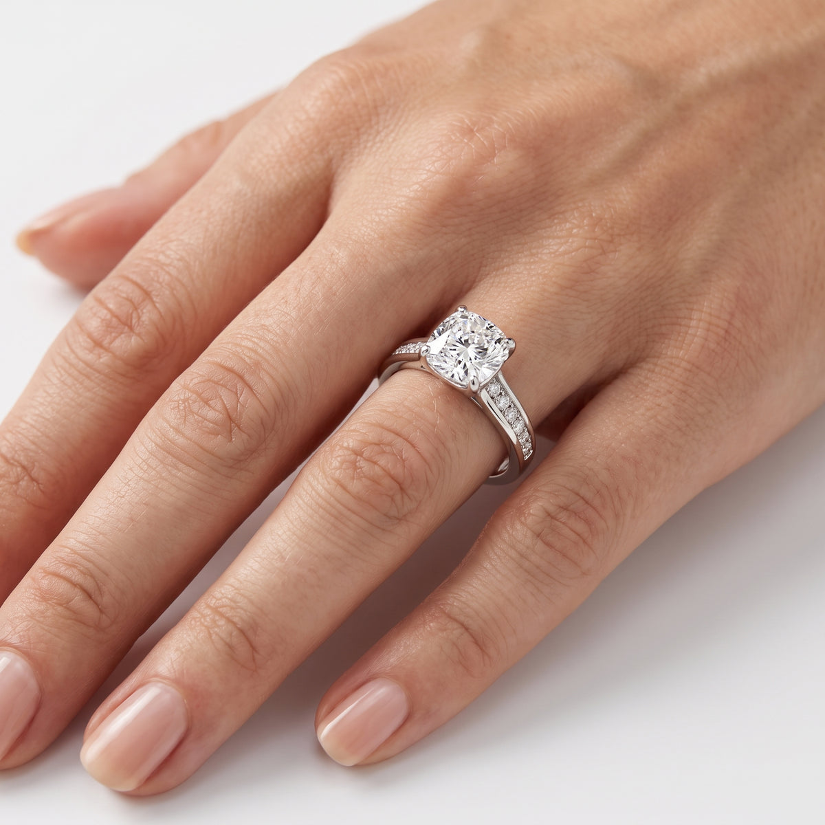 _lifestyle_image@SKU:R0323-NADC0200000PL #metal_platinum+origin_lab-grown+quality_ef-vs2+