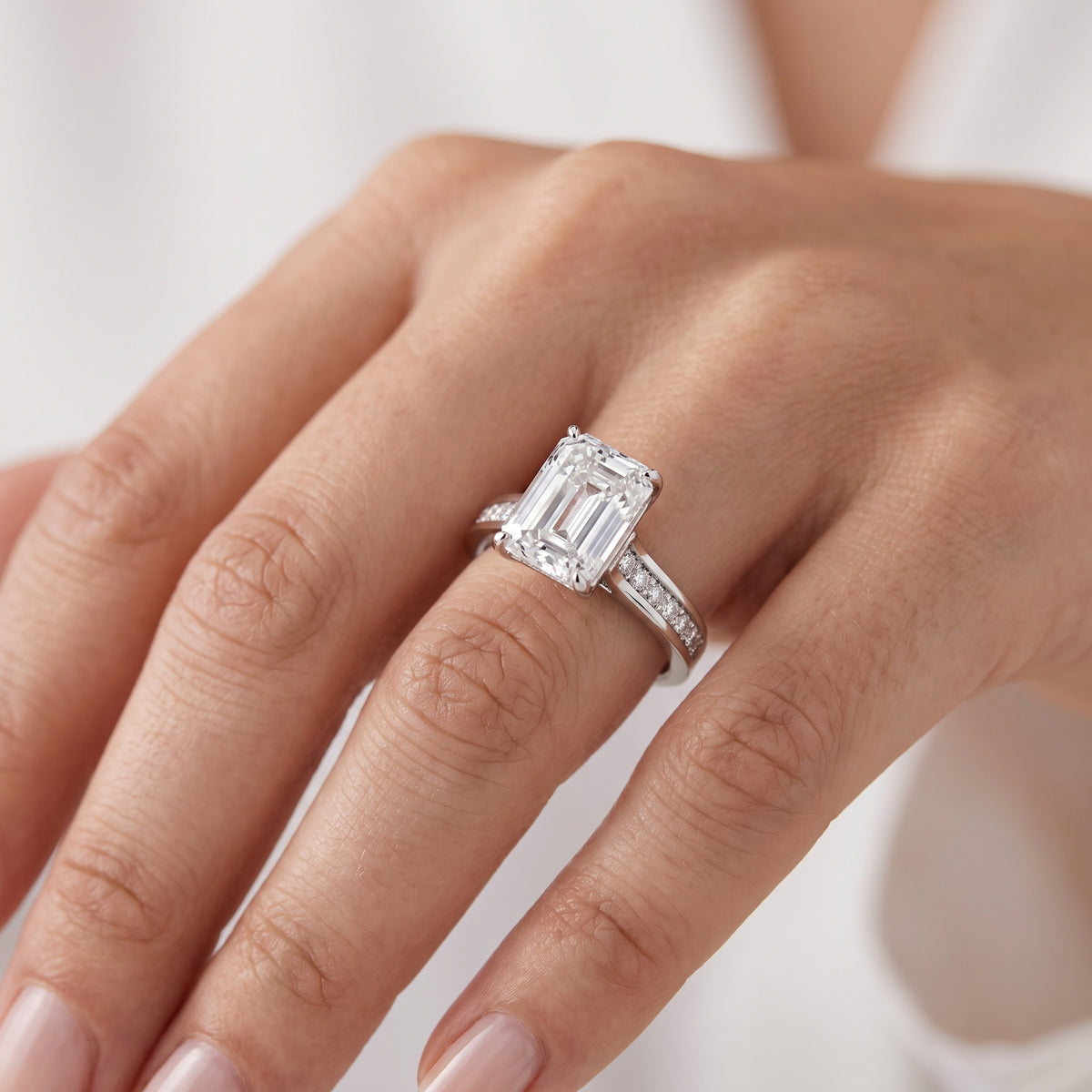 _lifestyle_image@SKU:R0323-NADC03000004W #metal_14k-white-gold+origin_lab-grown+quality_ef-vs2+