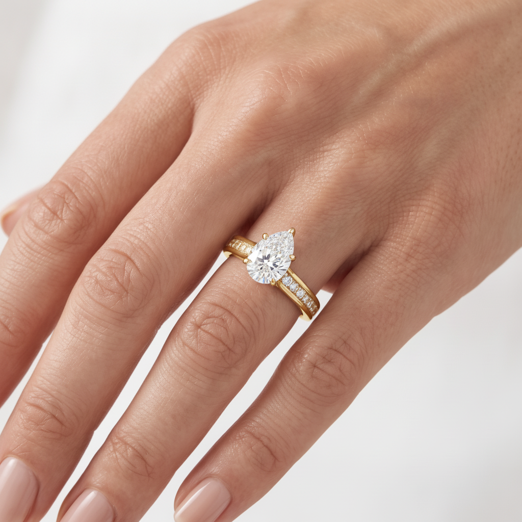 _lifestyle_image@SKU:R0323-LADD01000004Y #metal_10k-yellow-gold+origin_lab-grown+quality_g-si
