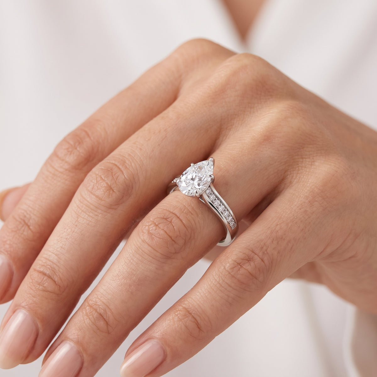 _lifestyle_image@SKU:R0323-NADD0100000PL #metal_platinum+origin_lab-grown+quality_ef-vs2+
