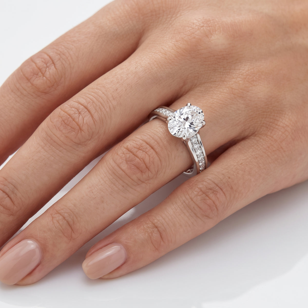 _lifestyle_image@SKU:R0323-NADO01000004W #metal_14k-white-gold+origin_lab-grown+quality_ef-vs2+
