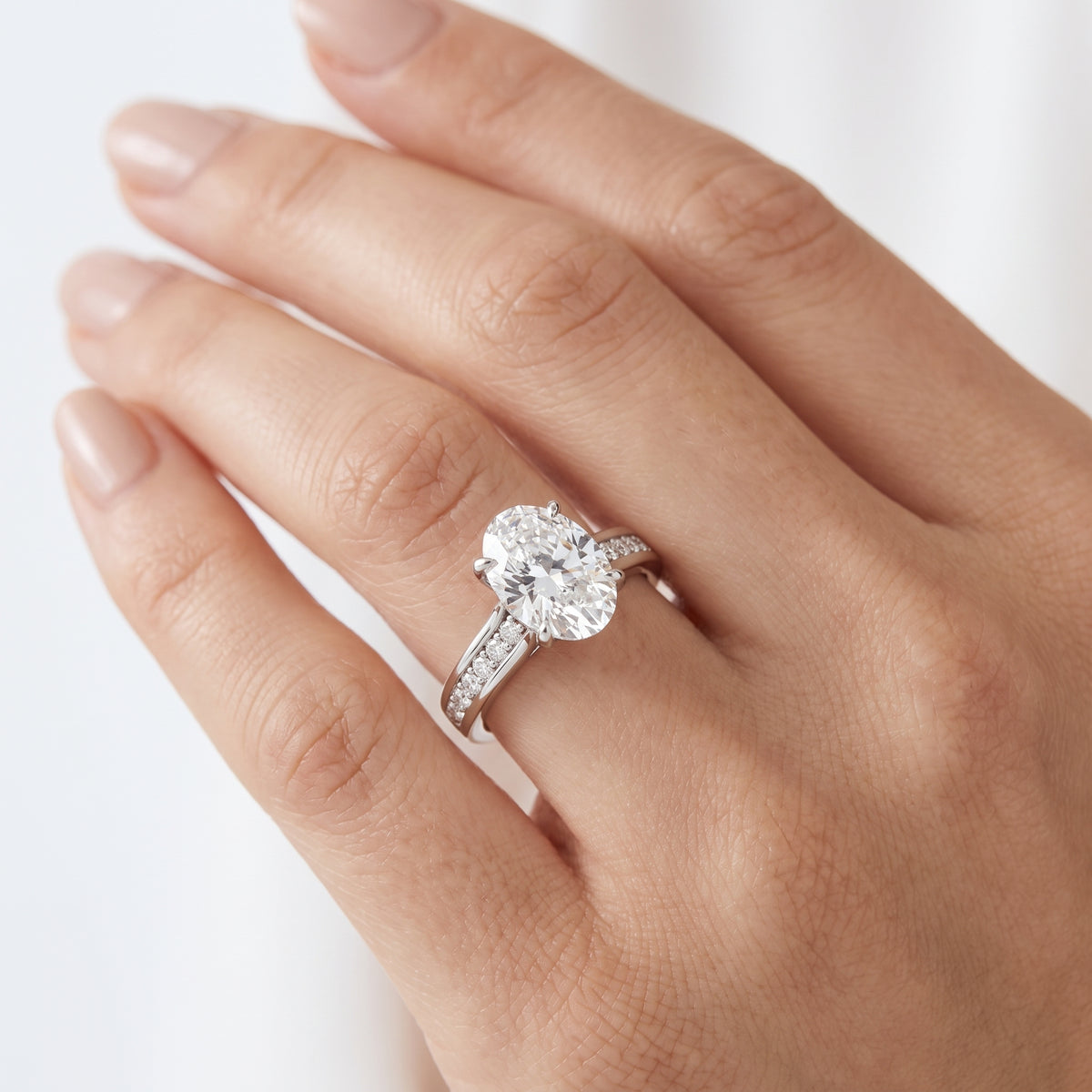 _lifestyle_image@SKU:R0323-NADO0200000PL #metal_platinum+origin_lab-grown+quality_ef-vs2+