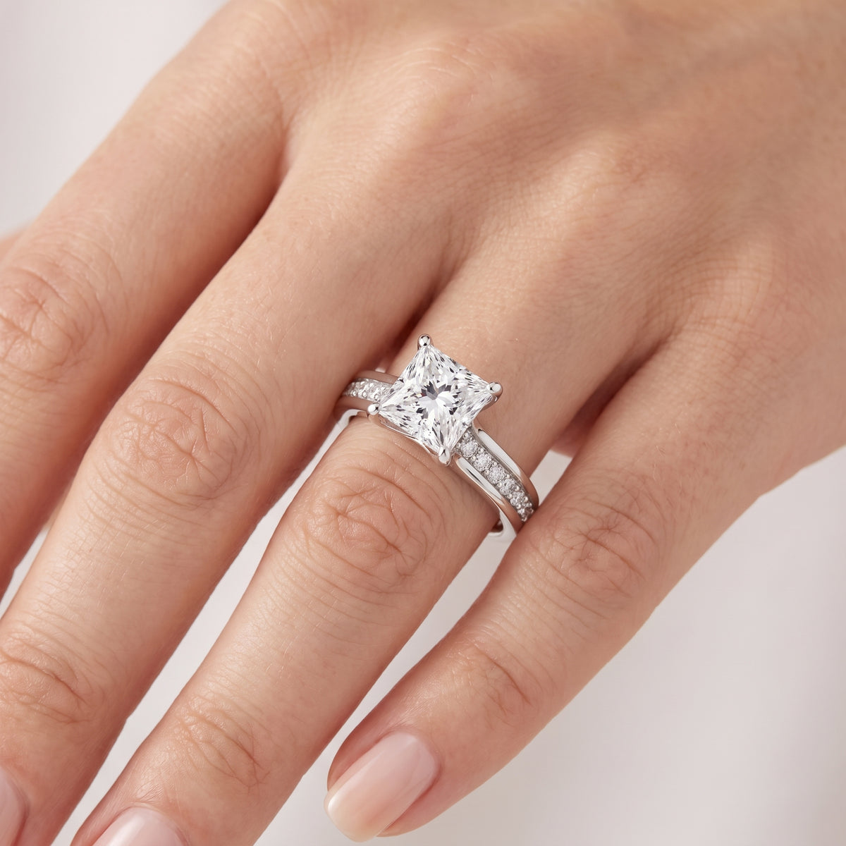 _lifestyle_image@SKU:R0323-NADP01000004W #metal_14k-white-gold+origin_lab-grown+quality_ef-vs2+