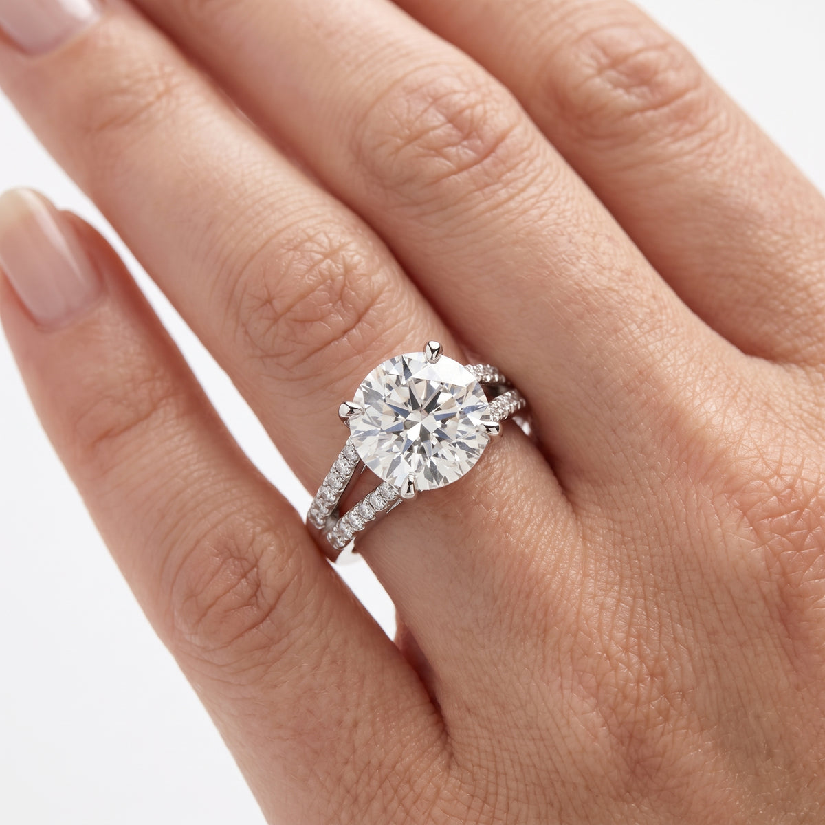 _lifestyle_image@SKU:R0323-NADR03000004W #metal_14k-white-gold+origin_lab-grown+quality_ef-vs2+