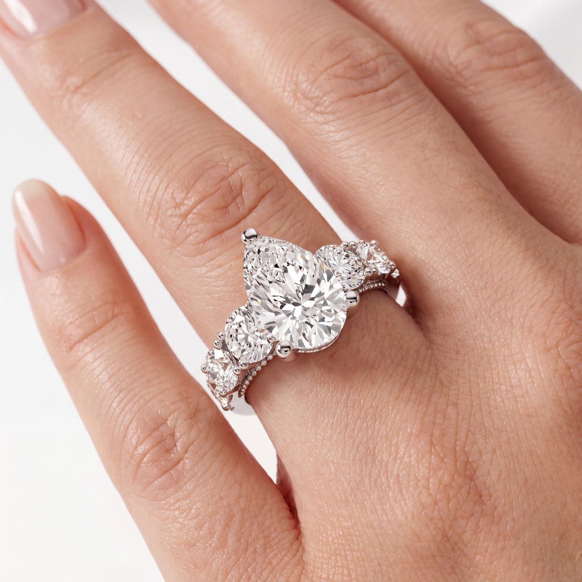 _lifestyle_image@SKU:R0324-LADD02000004W #metal_10k-white-gold+origin_lab-grown+quality_g-si