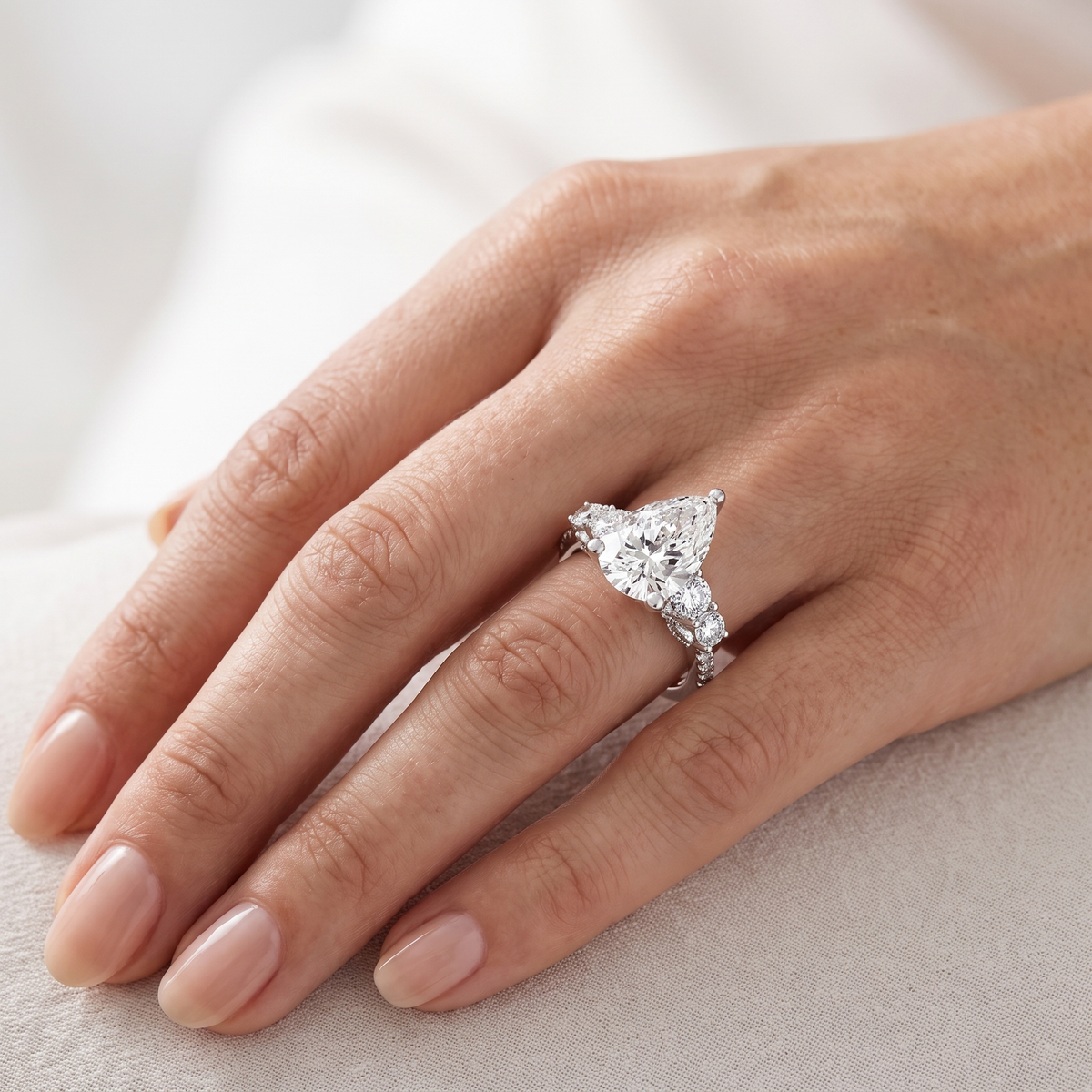 _lifestyle_image@SKU:R0324-LADD03000004W #metal_10k-white-gold+origin_lab-grown+quality_g-si