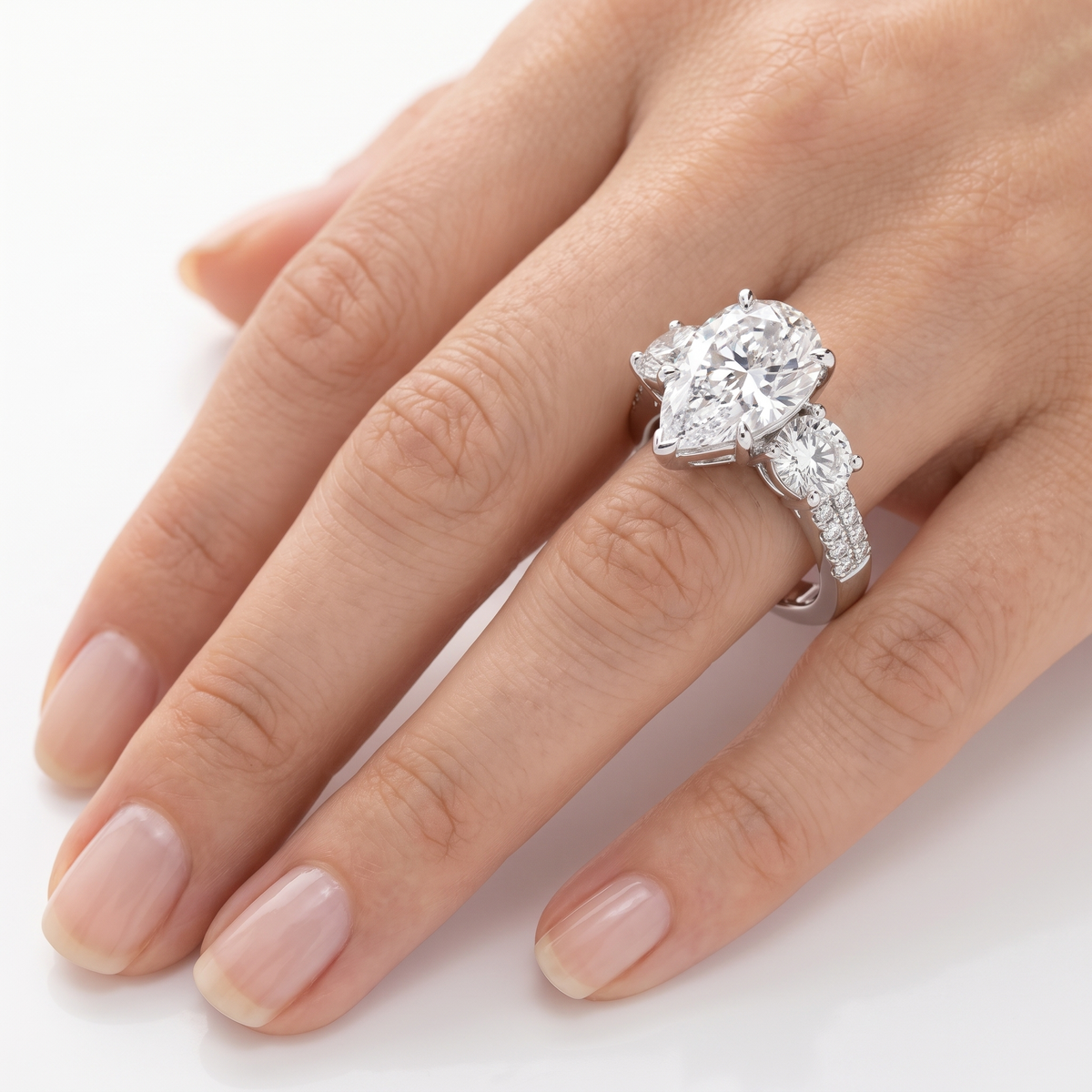_lifestyle_image@SKU:R0324-NADD03000004W #metal_14k-white-gold+origin_lab-grown+quality_ef-vs2+