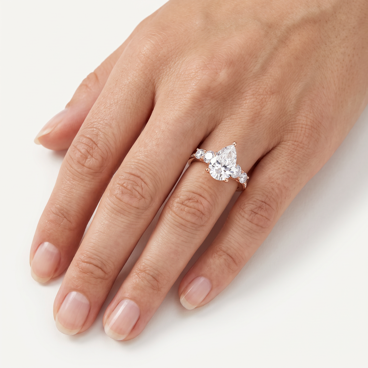_lifestyle_image@SKU:R0324-LADD04000004P #metal_10k-rose-gold+origin_lab-grown+quality_g-si