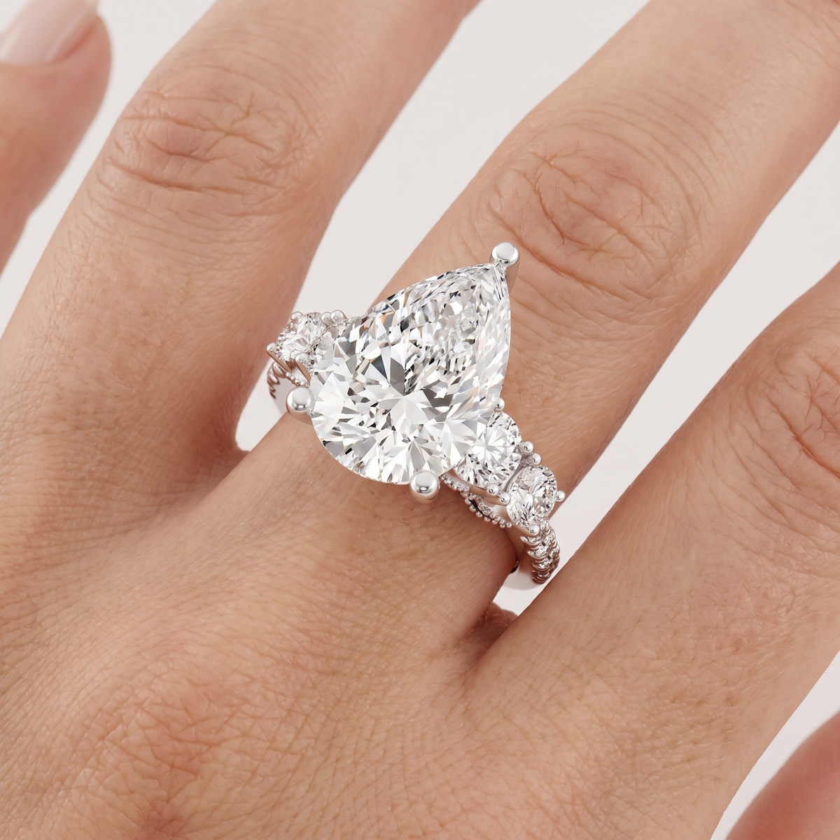 _lifestyle_image@SKU:R0324-LADD04000004W #metal_10k-white-gold+origin_lab-grown+quality_g-si