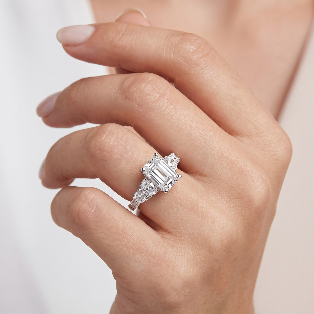_lifestyle_image@SKU:R0324-LADE02000004W #metal_10k-white-gold+origin_lab-grown+quality_g-si