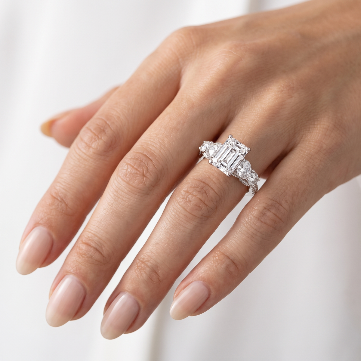_lifestyle_image@SKU:R0324-NADE02000004W #metal_14k-white-gold+origin_lab-grown+quality_ef-vs2+