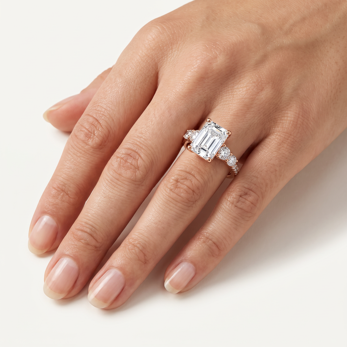 _lifestyle_image@SKU:R0324-LADE03000004P #metal_10k-rose-gold+origin_lab-grown+quality_g-si
