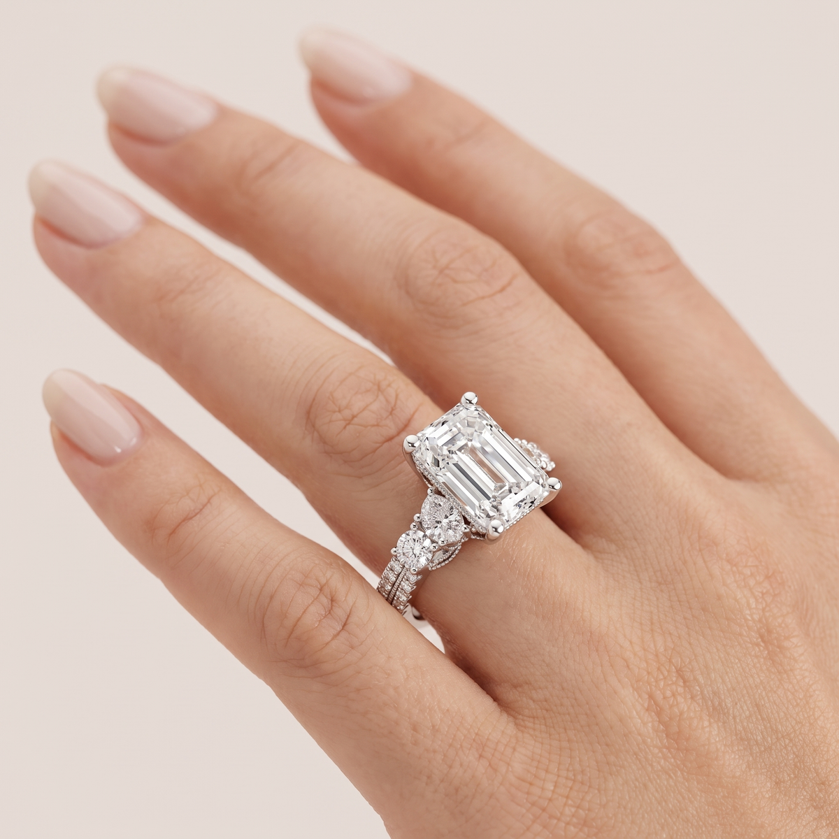 _lifestyle_image@SKU:R0324-LADE03000004W #metal_10k-white-gold+origin_lab-grown+quality_g-si