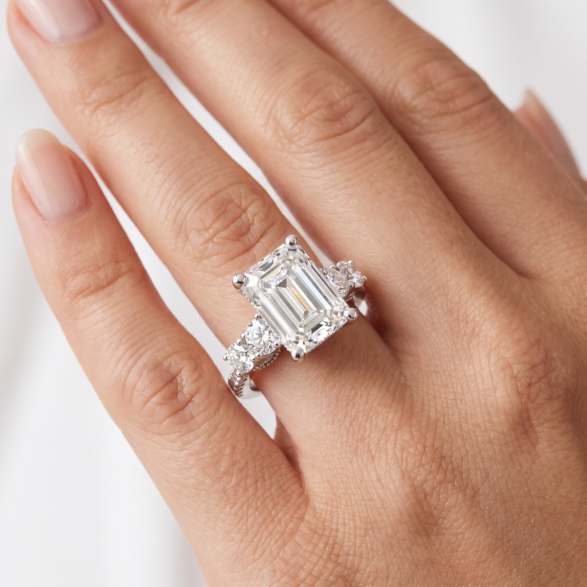 _lifestyle_image@SKU:R0324-NADE03000004W #metal_14k-white-gold+origin_lab-grown+quality_ef-vs2+