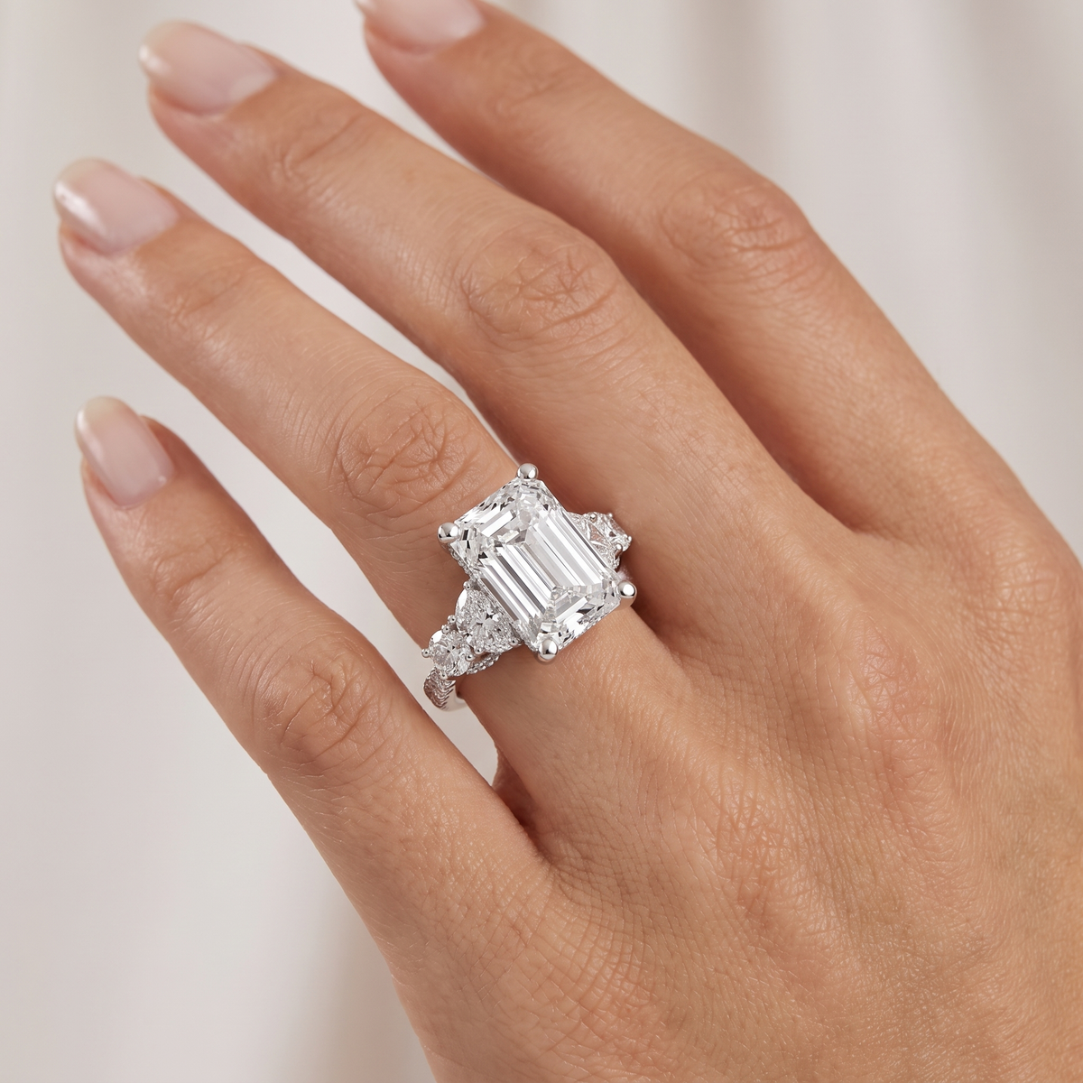 _lifestyle_image@SKU:R0324-NADE0400000PL #metal_platinum+origin_lab-grown+quality_ef-vs2+