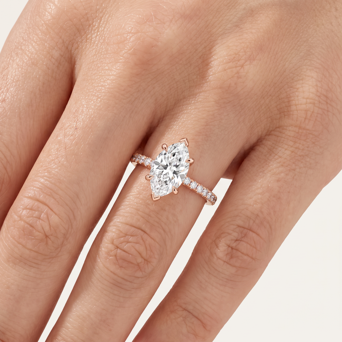 _lifestyle_image@SKU:R0324-LADM01000004P #metal_10k-rose-gold+origin_lab-grown+quality_g-si