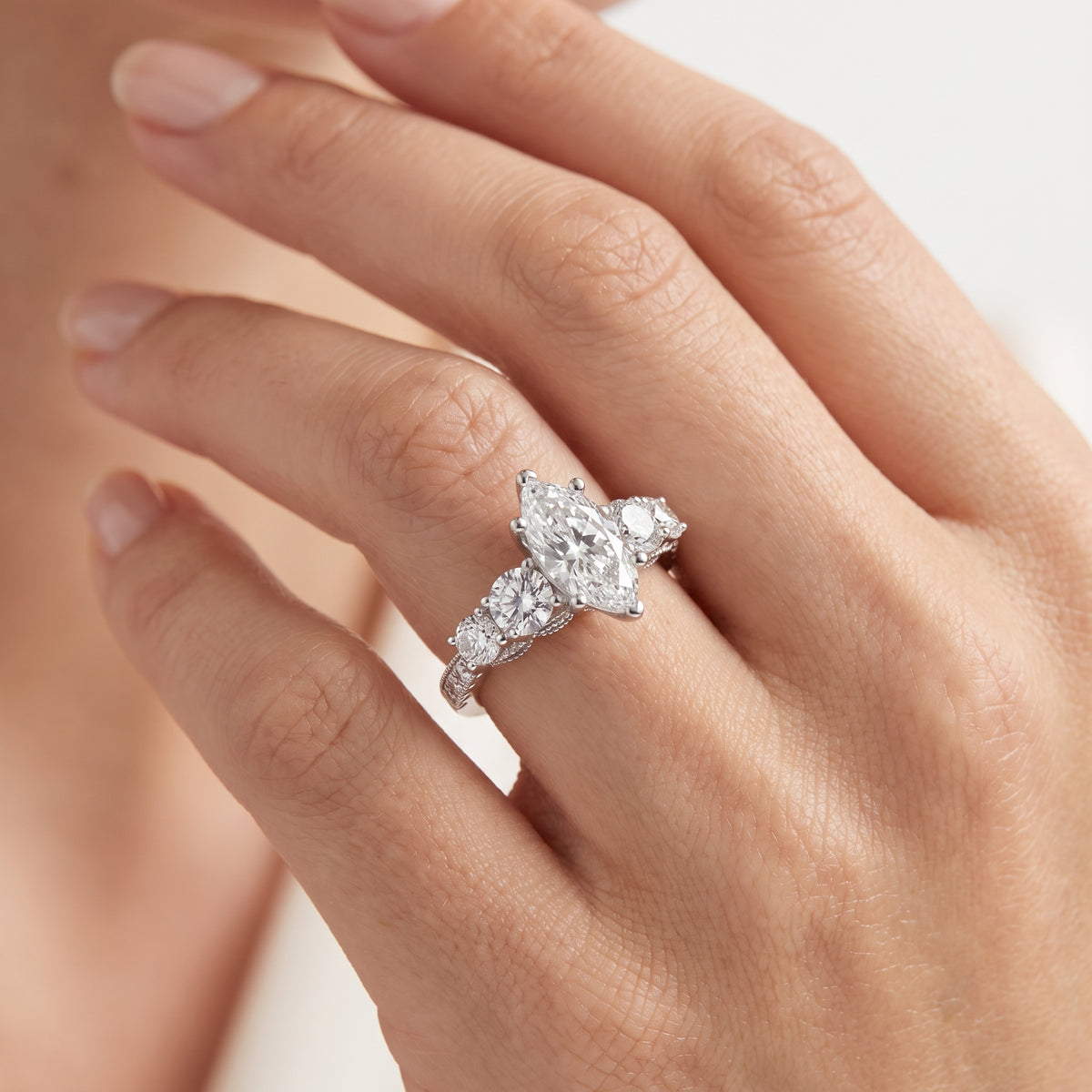 _lifestyle_image@SKU:R0324-LADM01000004W #metal_10k-white-gold+origin_lab-grown+quality_g-si