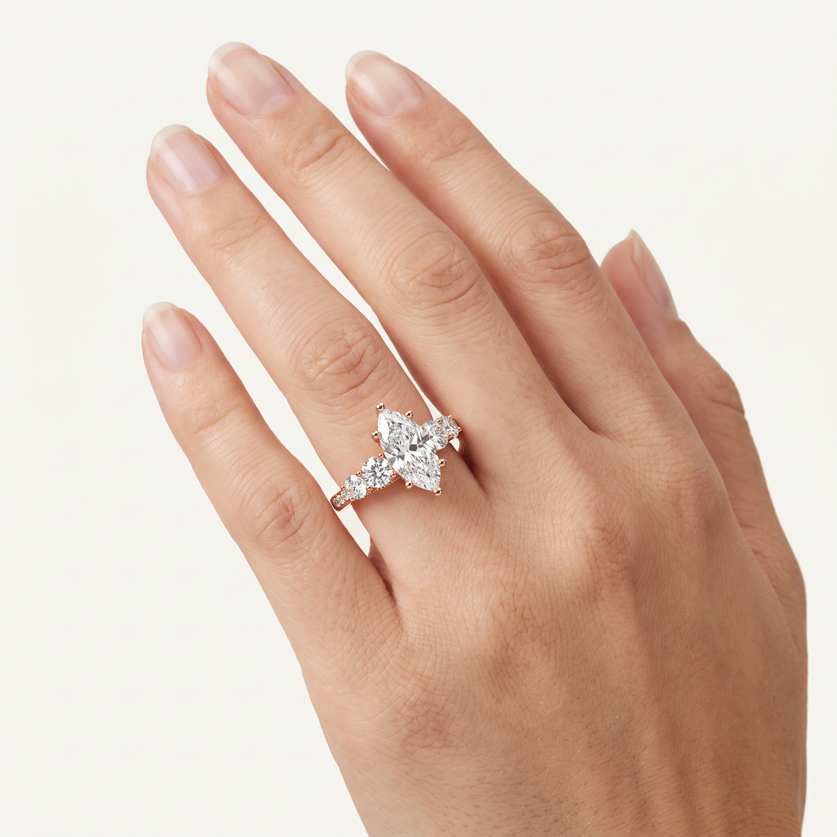 _lifestyle_image@SKU:R0324-LADM02000004P #metal_10k-rose-gold+origin_lab-grown+quality_g-si