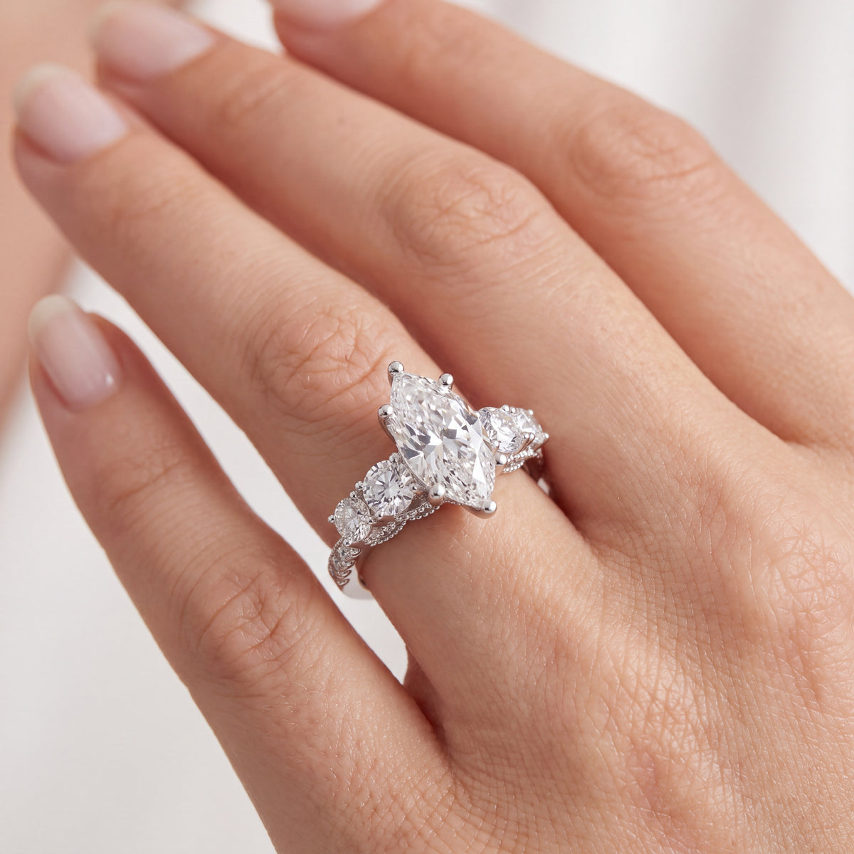 _lifestyle_image@SKU:R0324-LADM02000004W #metal_10k-white-gold+origin_lab-grown+quality_g-si