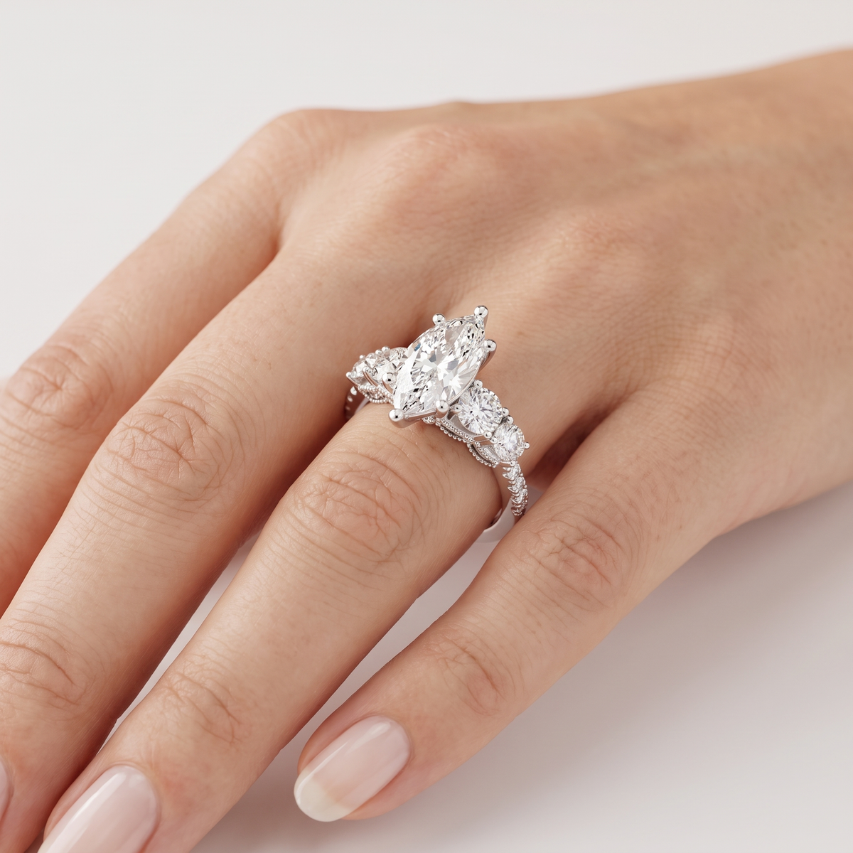 _lifestyle_image@SKU:R0324-LADM03000004W #metal_10k-white-gold+origin_lab-grown+quality_g-si