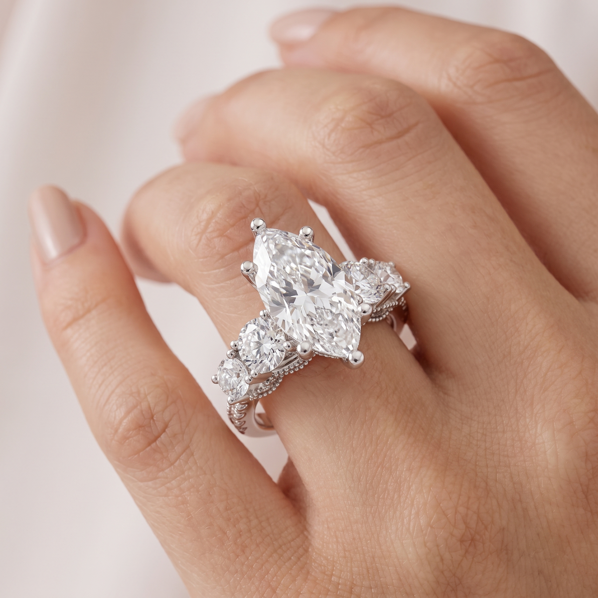 _lifestyle_image@SKU:R0324-NADM0400000PL #metal_platinum+origin_lab-grown+quality_ef-vs2+