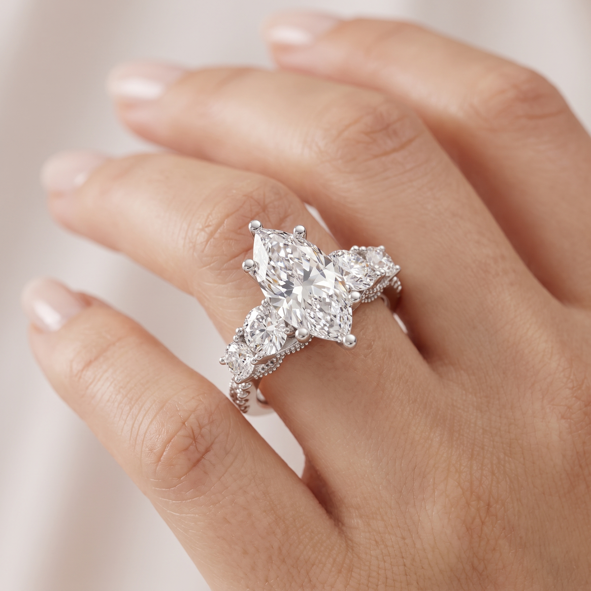 _lifestyle_image@SKU:R0324-NADM0300000PL #metal_platinum+origin_lab-grown+quality_ef-vs2+