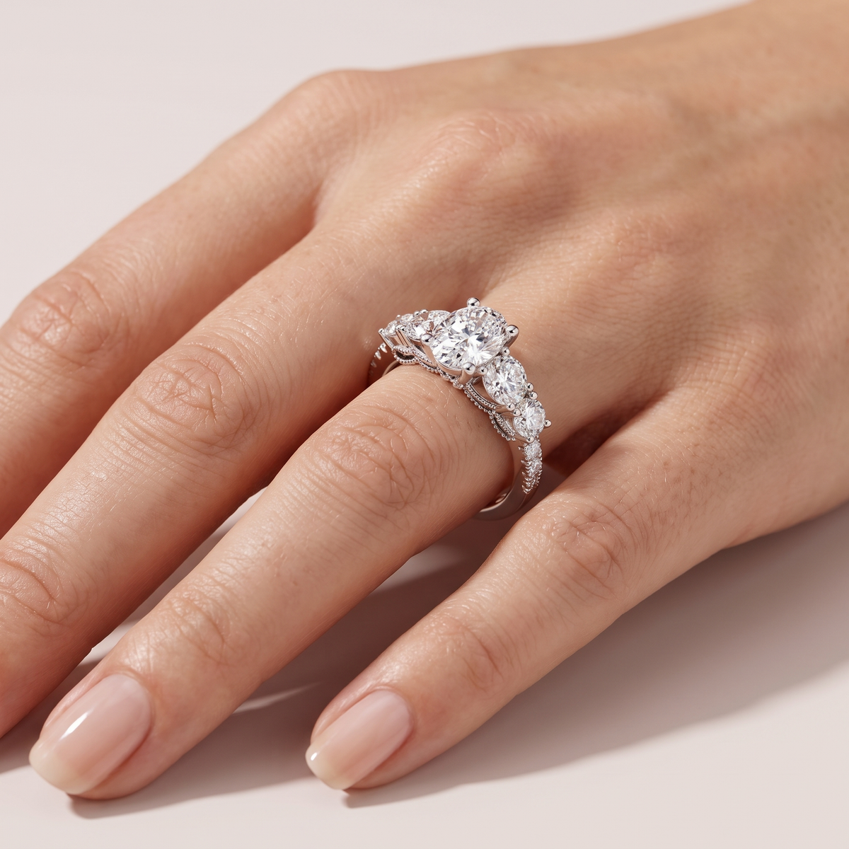 _lifestyle_image@SKU:R0324-LADO01000004W #metal_10k-white-gold+origin_lab-grown+quality_g-si