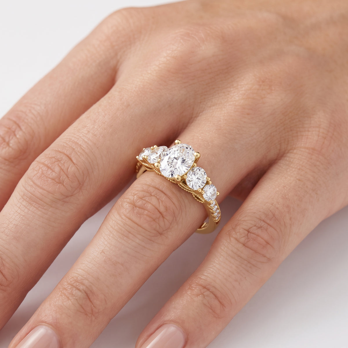 _lifestyle_image@SKU:R0324-LADO01000004Y #metal_10k-yellow-gold+origin_lab-grown+quality_g-si