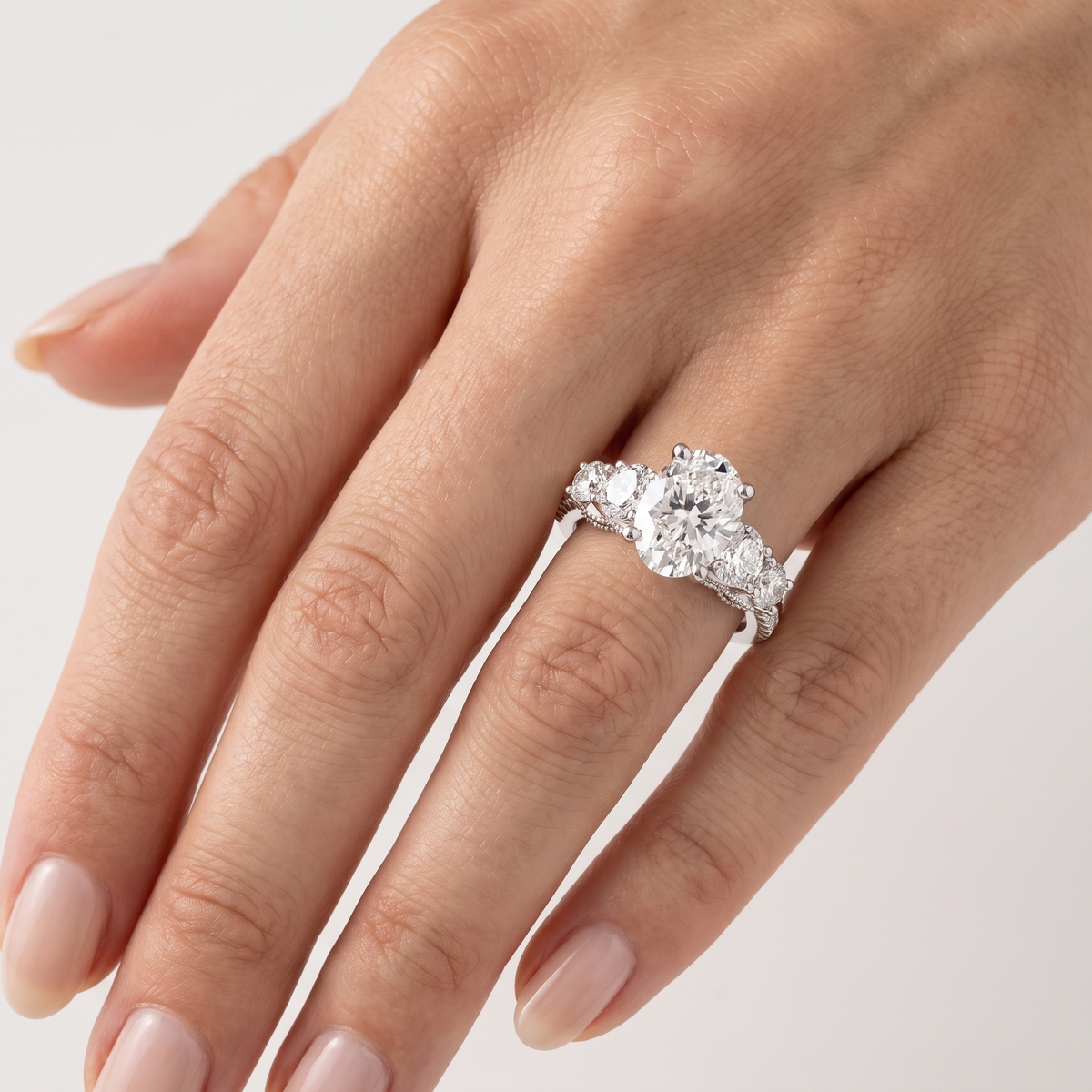 _lifestyle_image@SKU:R0324-NADO02000004W #metal_14k-white-gold+origin_lab-grown+quality_ef-vs2+