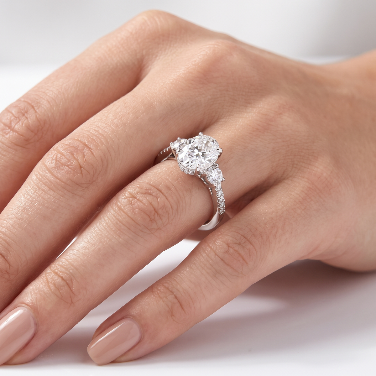 _lifestyle_image@SKU:R0324-LADO03000004W #metal_10k-white-gold+origin_lab-grown+quality_g-si