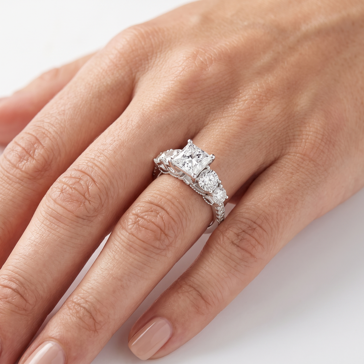 _lifestyle_image@SKU:R0324-LADP01000004W #metal_10k-white-gold+origin_lab-grown+quality_g-si