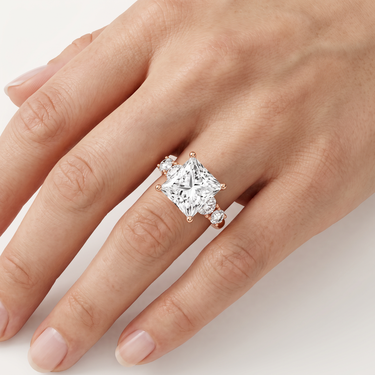 _lifestyle_image@SKU:R0324-LADP04000004P #metal_10k-rose-gold+origin_lab-grown+quality_g-si