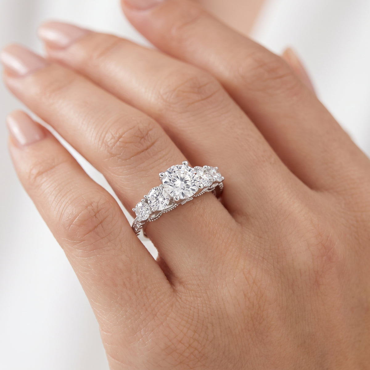 _lifestyle_image@SKU:R0324-LADR01000004W #metal_10k-white-gold+origin_lab-grown+quality_g-si