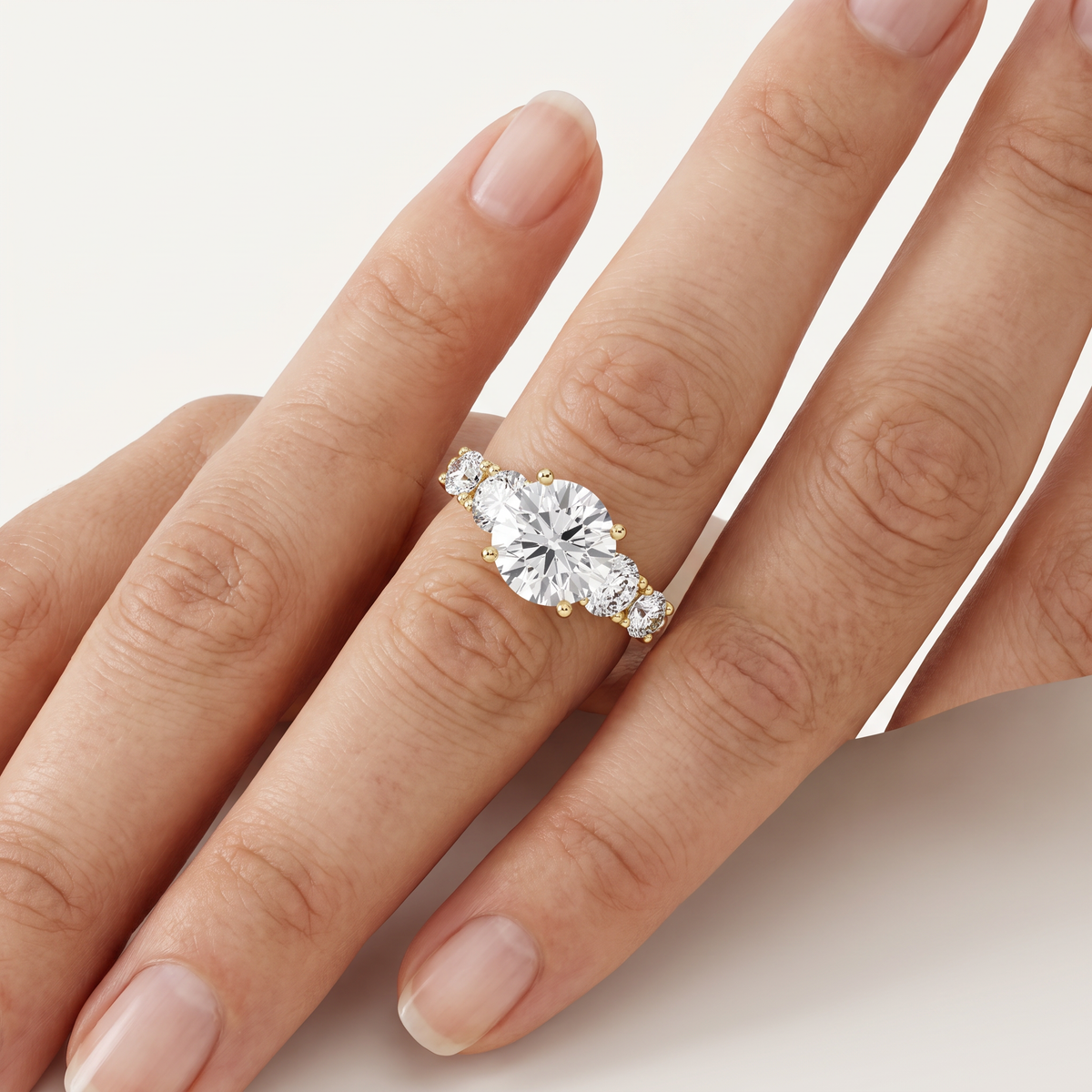 _lifestyle_image@SKU:R0324-NADR02000004Y #metal_14k-yellow-gold+origin_lab-grown+quality_ef-vs2+