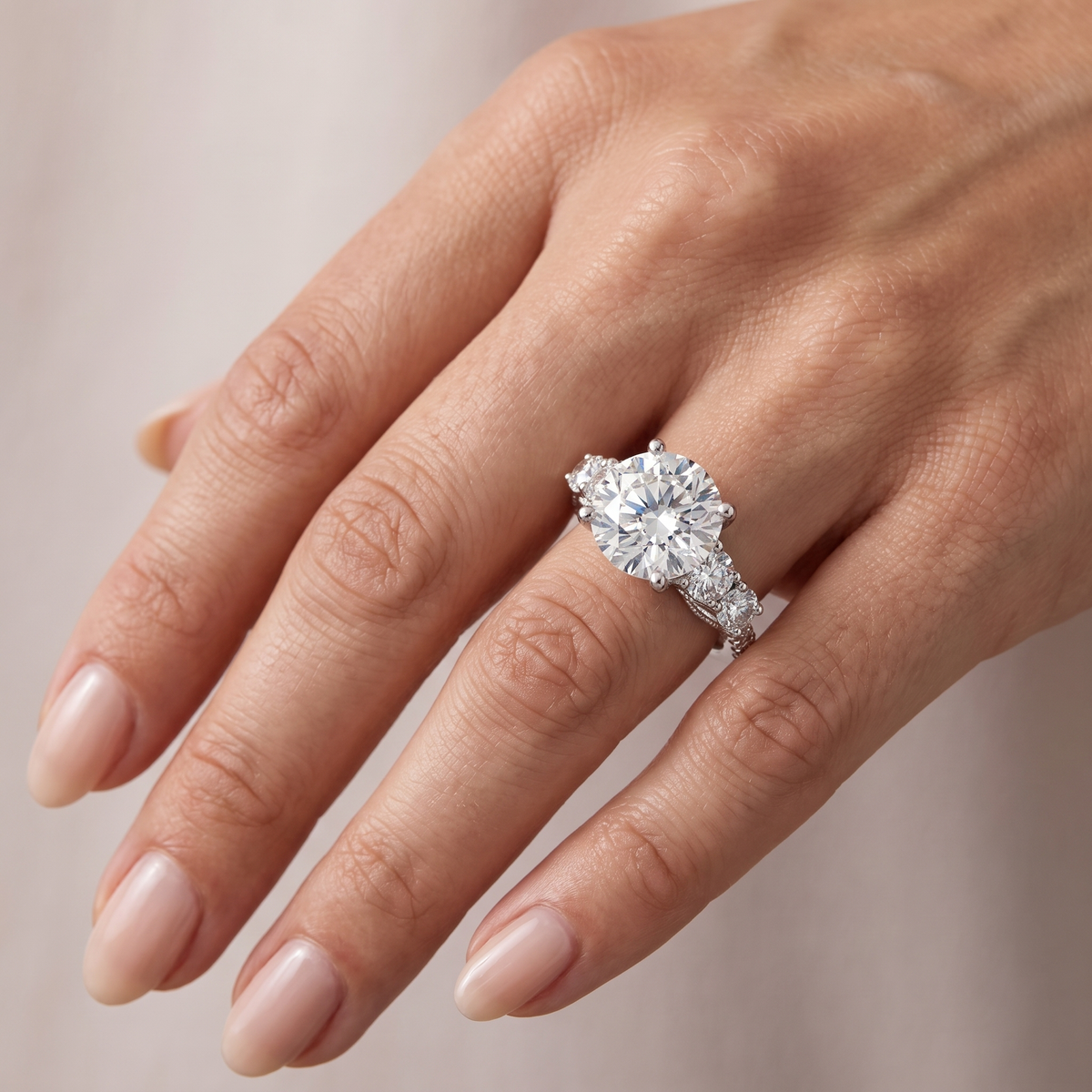 _lifestyle_image@SKU:R0324-NADR0400000PL #metal_platinum+origin_lab-grown+quality_ef-vs2+