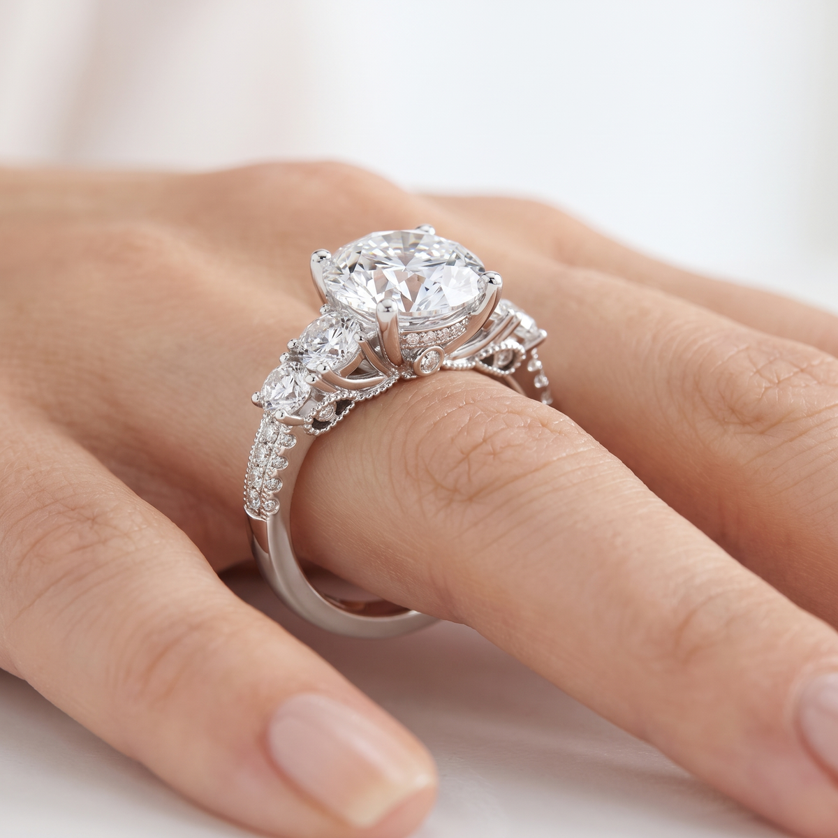 _lifestyle_image@SKU:R0324-NADR03000004W #metal_14k-white-gold+origin_lab-grown+quality_ef-vs2+