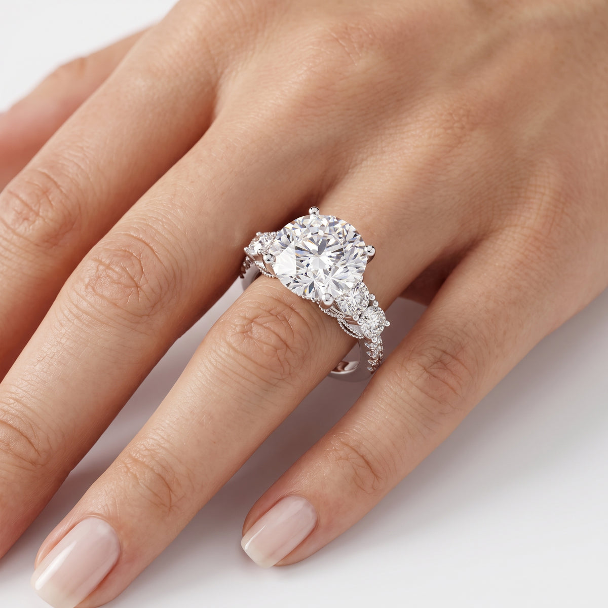 _lifestyle_image@SKU:T032C-LADR04000004W #metal_10k-white-gold+origin_lab-grown+quality_g-si