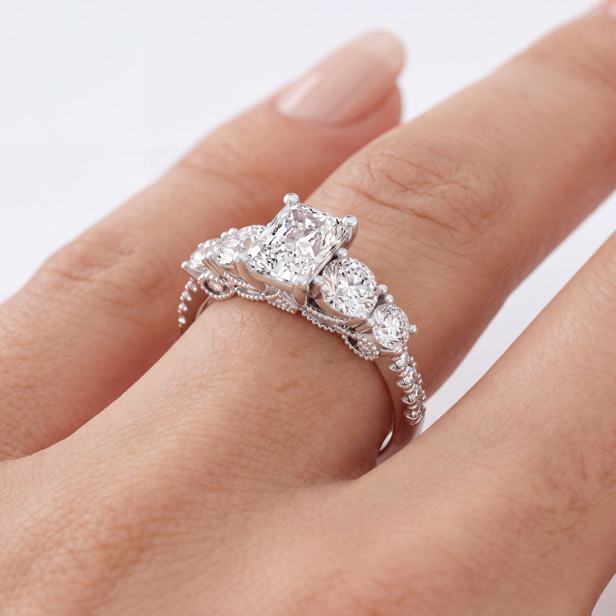 _lifestyle_image@SKU:R0324-LADT01000004W #metal_10k-white-gold+origin_lab-grown+quality_g-si