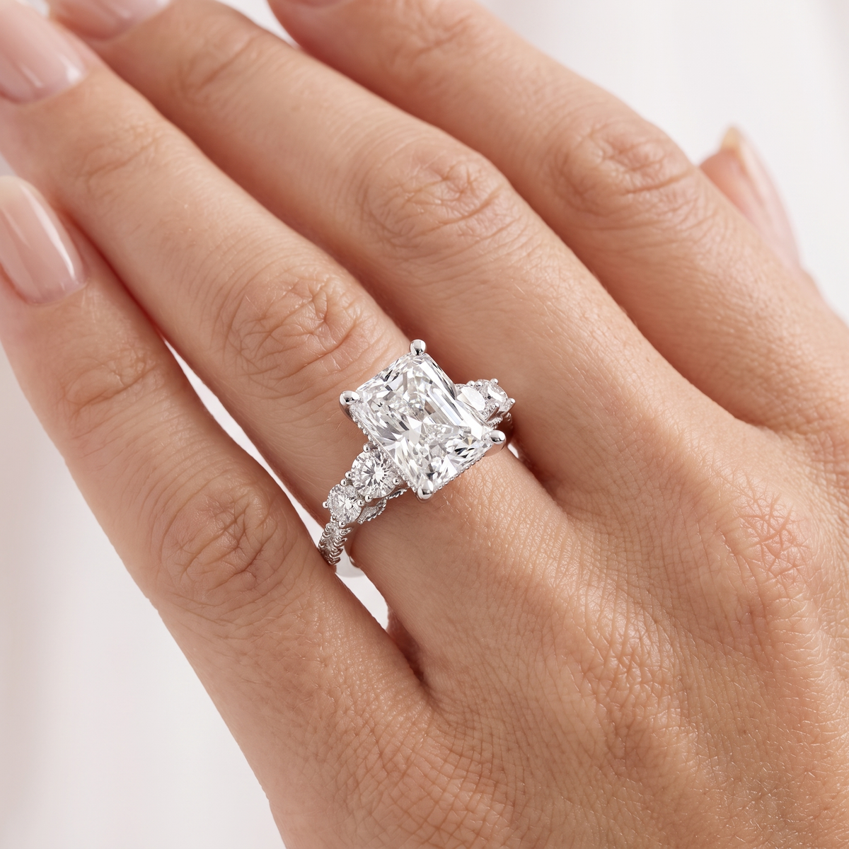 _lifestyle_image@SKU:R0324-LADT03000004W #metal_10k-white-gold+origin_lab-grown+quality_g-si