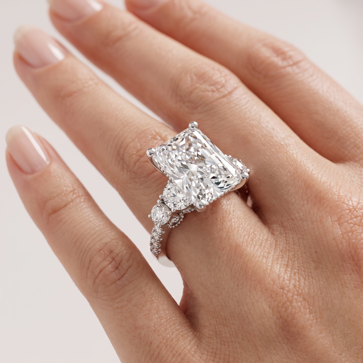 _lifestyle_image@SKU:R0324-NADT0400000PL #metal_platinum+origin_lab-grown+quality_ef-vs2+