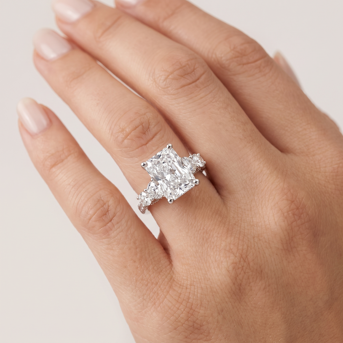 _lifestyle_image@SKU:R0324-NADT0300000PL #metal_platinum+origin_lab-grown+quality_ef-vs2+