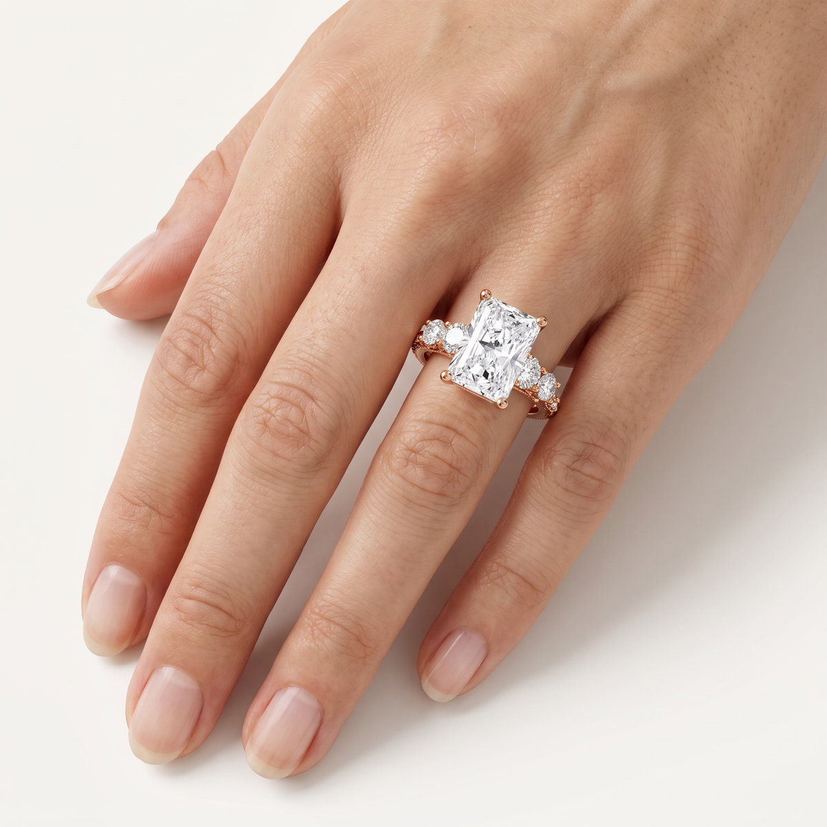 _lifestyle_image@SKU:R0324-LADT04000004P #metal_10k-rose-gold+origin_lab-grown+quality_g-si