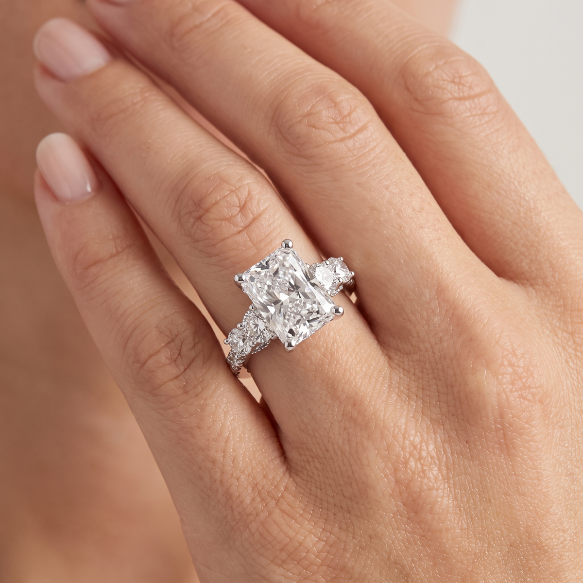 _lifestyle_image@SKU:R0324-LADT04000004W #metal_10k-white-gold+origin_lab-grown+quality_g-si